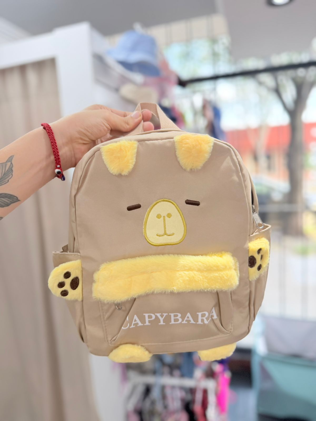 Mochila Capibara con Detalles de Peluche