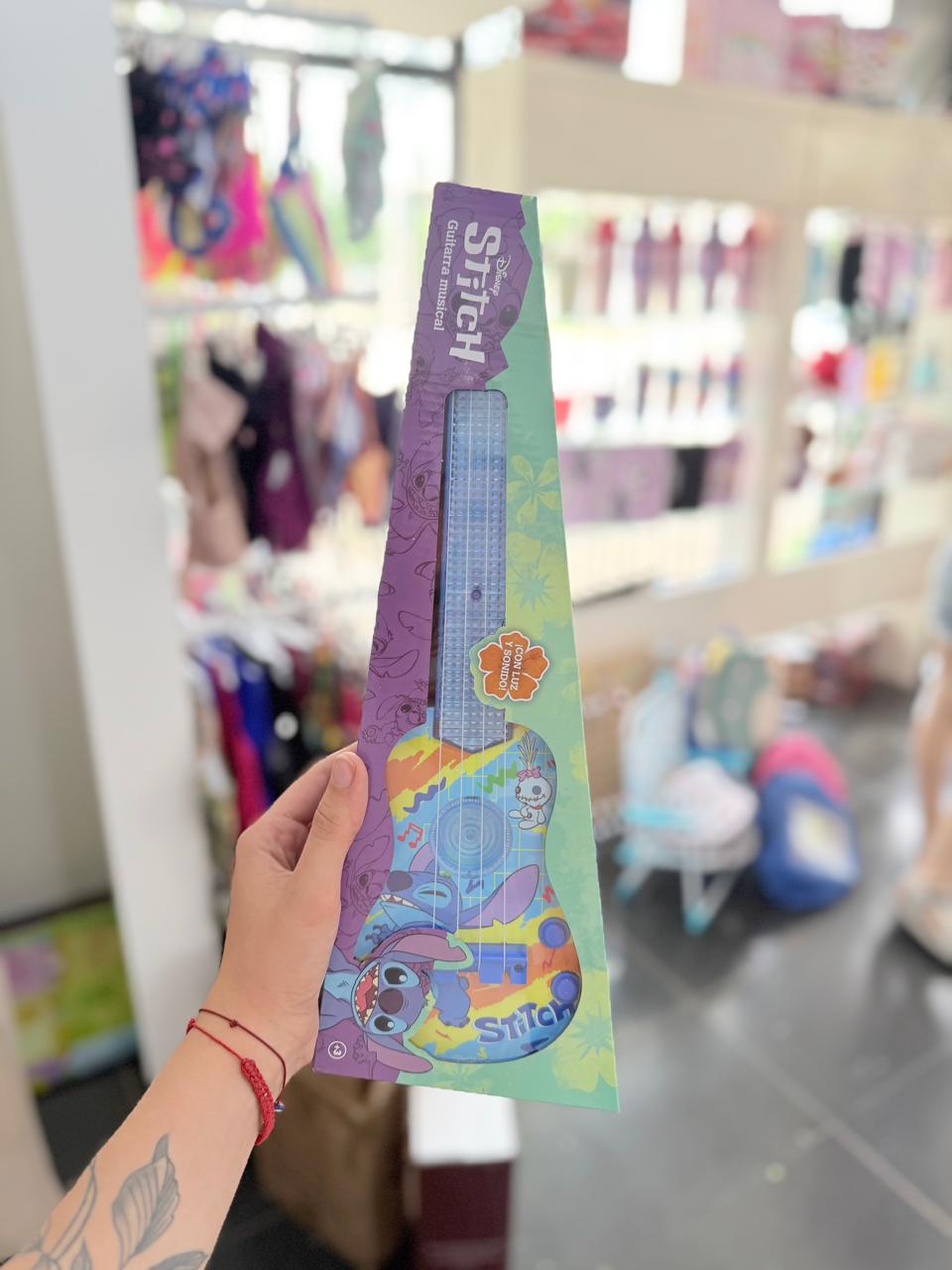 Guitarra infantil con temática Stitch, ideal para los mini músicos de la casa